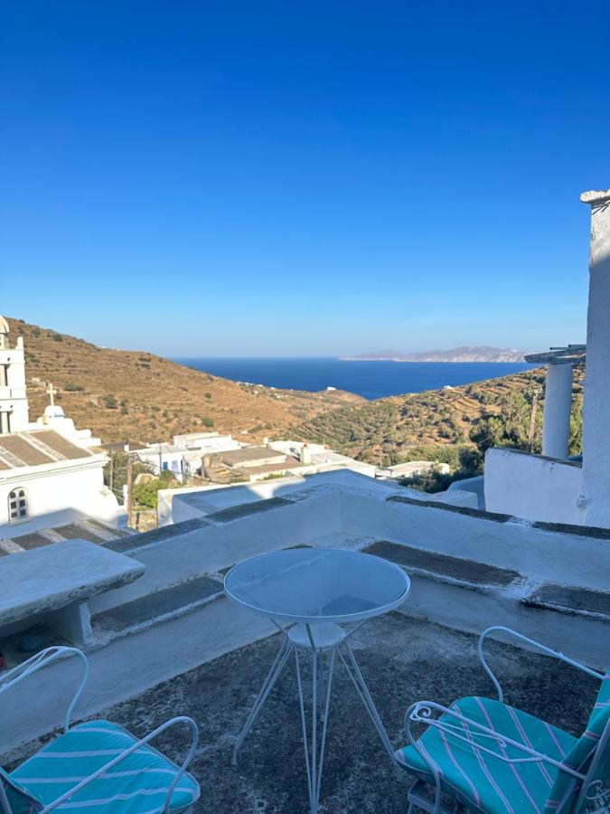 Cycladic house with amazing view in Potamia village - B&B Dhogrí