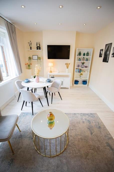 B&B London - Hammersmith Apollo 1 Bedroom Apartment - Bed and Breakfast London