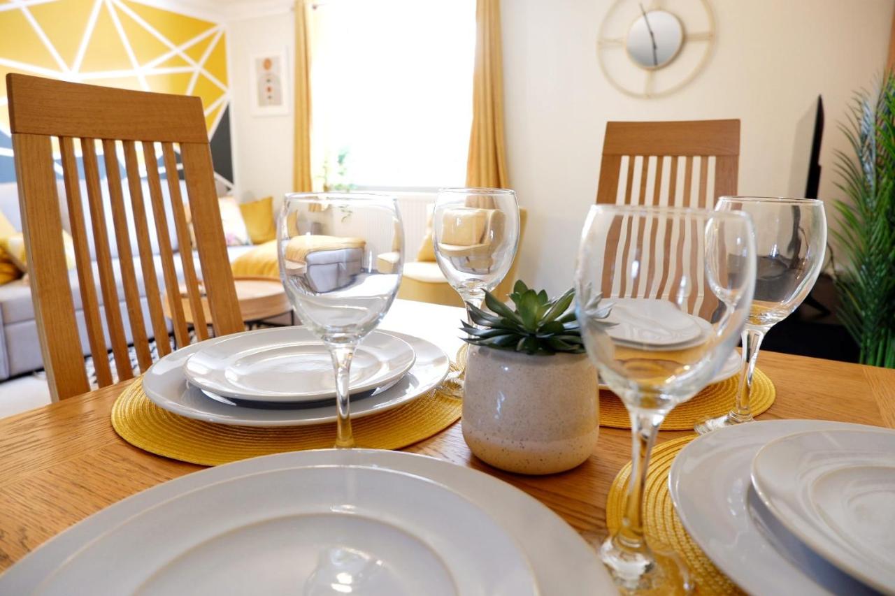 Modern 2-Bed Duplex - 10 Mins to City Centre - Ferienwohnung