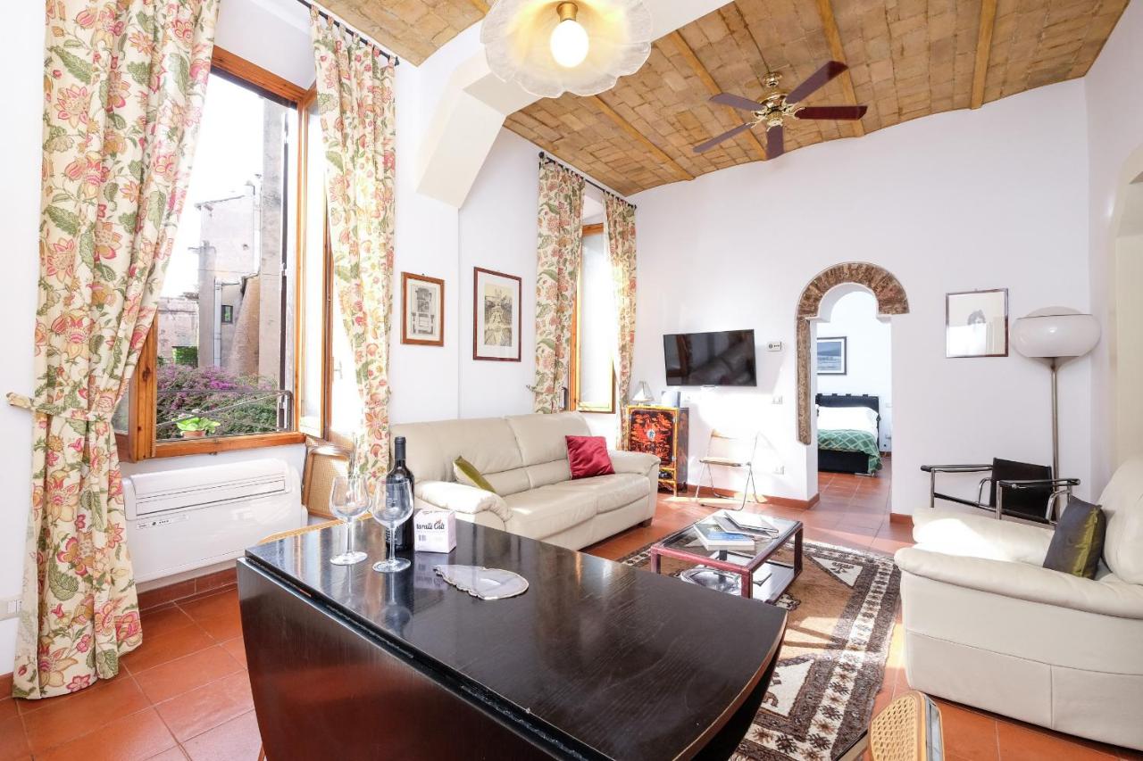 Trastevere Charming Retreat on Cobblestone Street - B&B