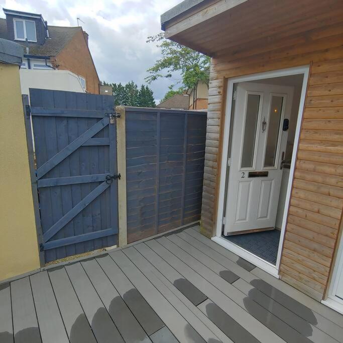 Self Contained, Double Bed Studio, private kitchen, private Bath, Walking distance to Harry Potter - Ferienwohnung