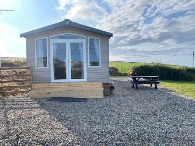 B&B Aberteifi - Mwnt Sea View Caravan with Free WiFi - Bed and Breakfast Aberteifi