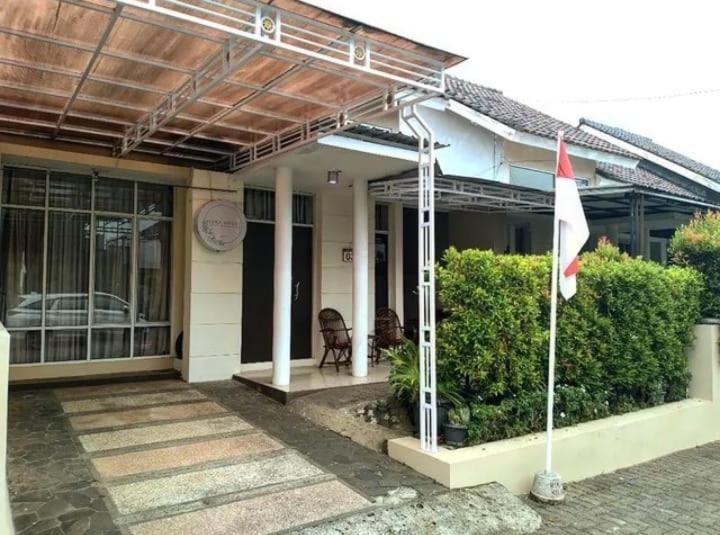 B&B Banyumas - Yura House, Guest House Purwokerto - Bed and Breakfast Banyumas