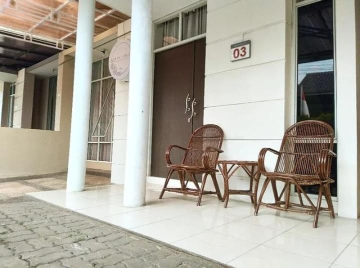 Yura House, Guest House Purwokerto - B&B