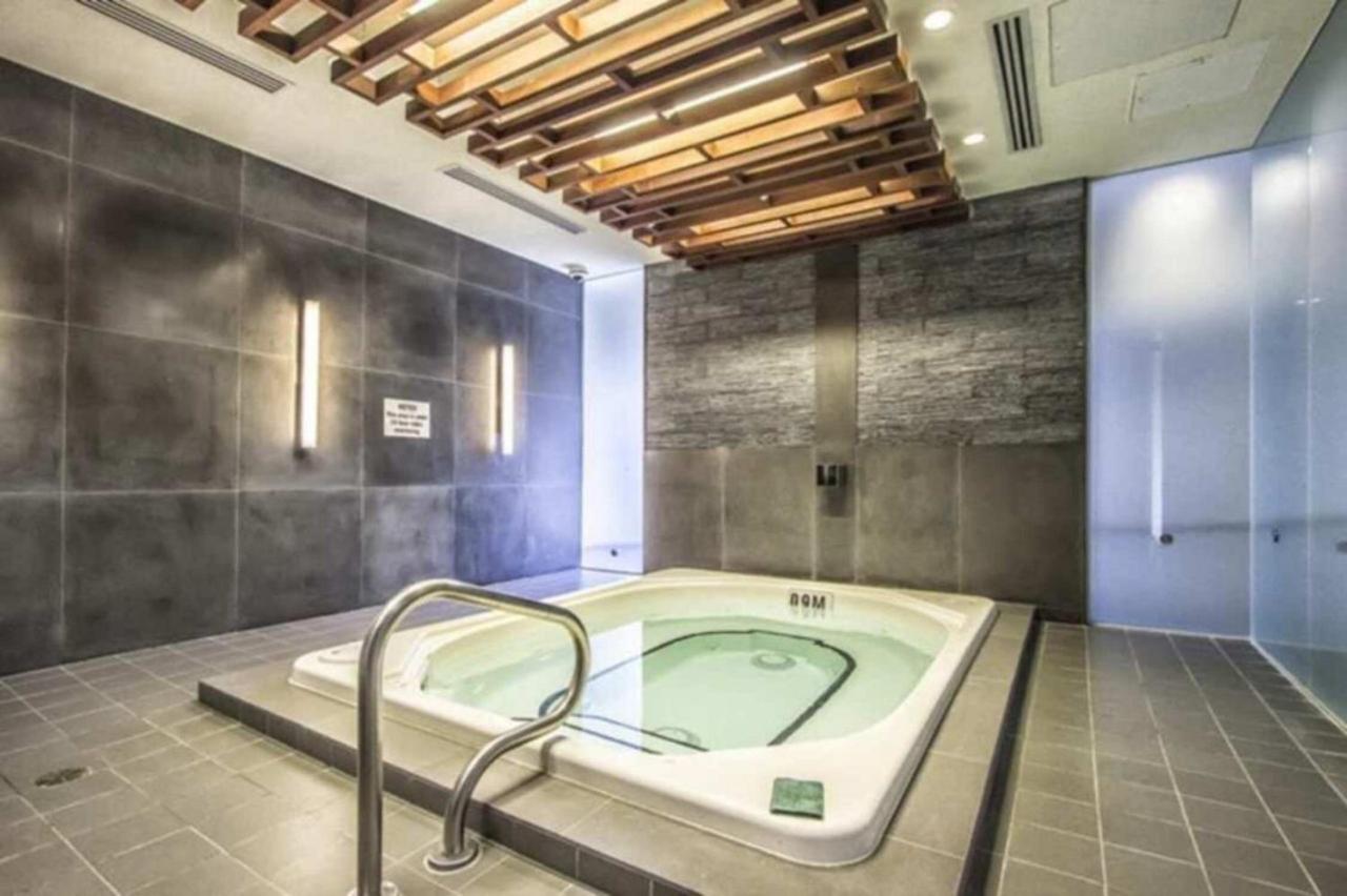 Stunning 1BR and Den Sleeps 6 Steps From CN Tower - B&B Toronto