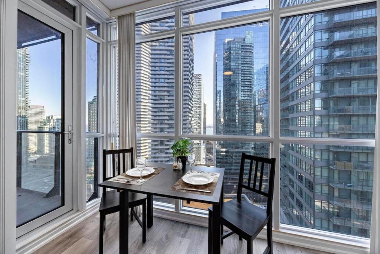 Classy 1BR plus DEN w Amazing skyline view and WFH - Ferienwohnung Toronto