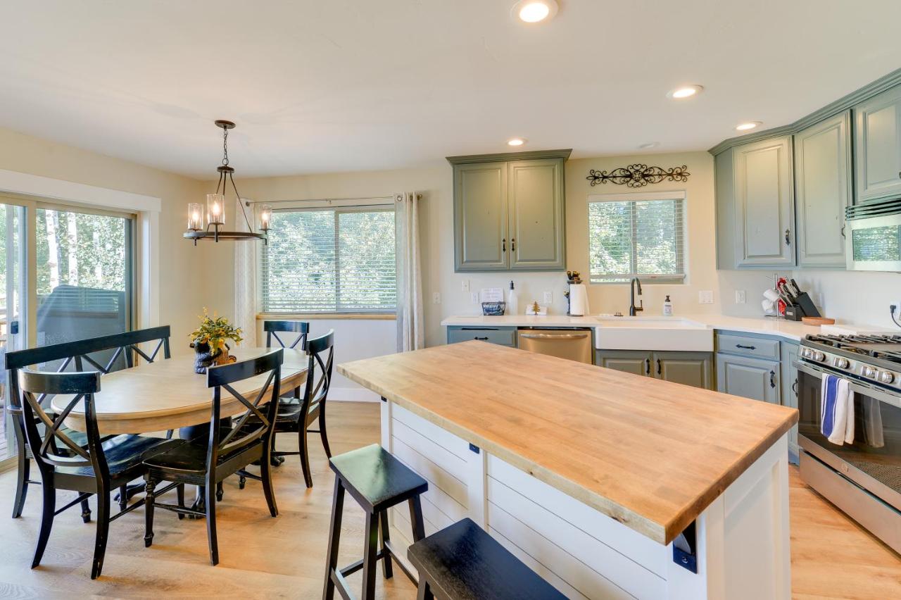 Star Valley Ranch Cabin Rental with Private Hot Tub! - Chambres d’hôtes Thayne