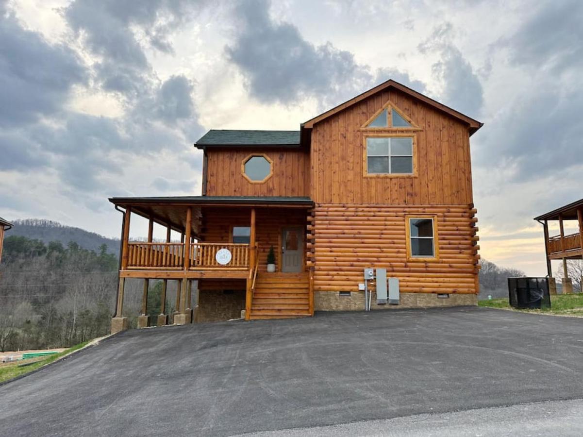 Wildwood Retreat Indoor Pool Hot Tub Game Area - B&B Pigeon Forge