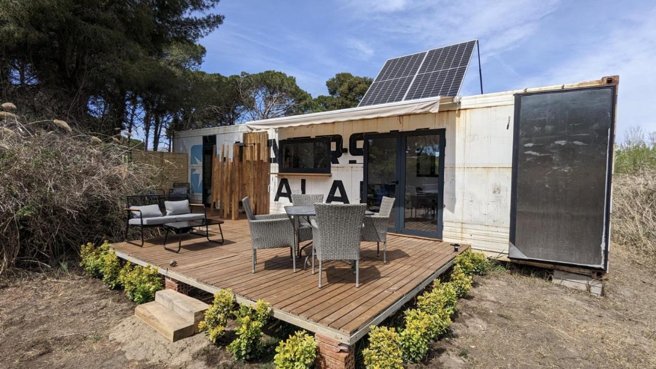 B&B Castelldefels - CoolTainer retreat: Sustainable Coastal forest Tiny house near Barcelona - Bed and Breakfast Castelldefels