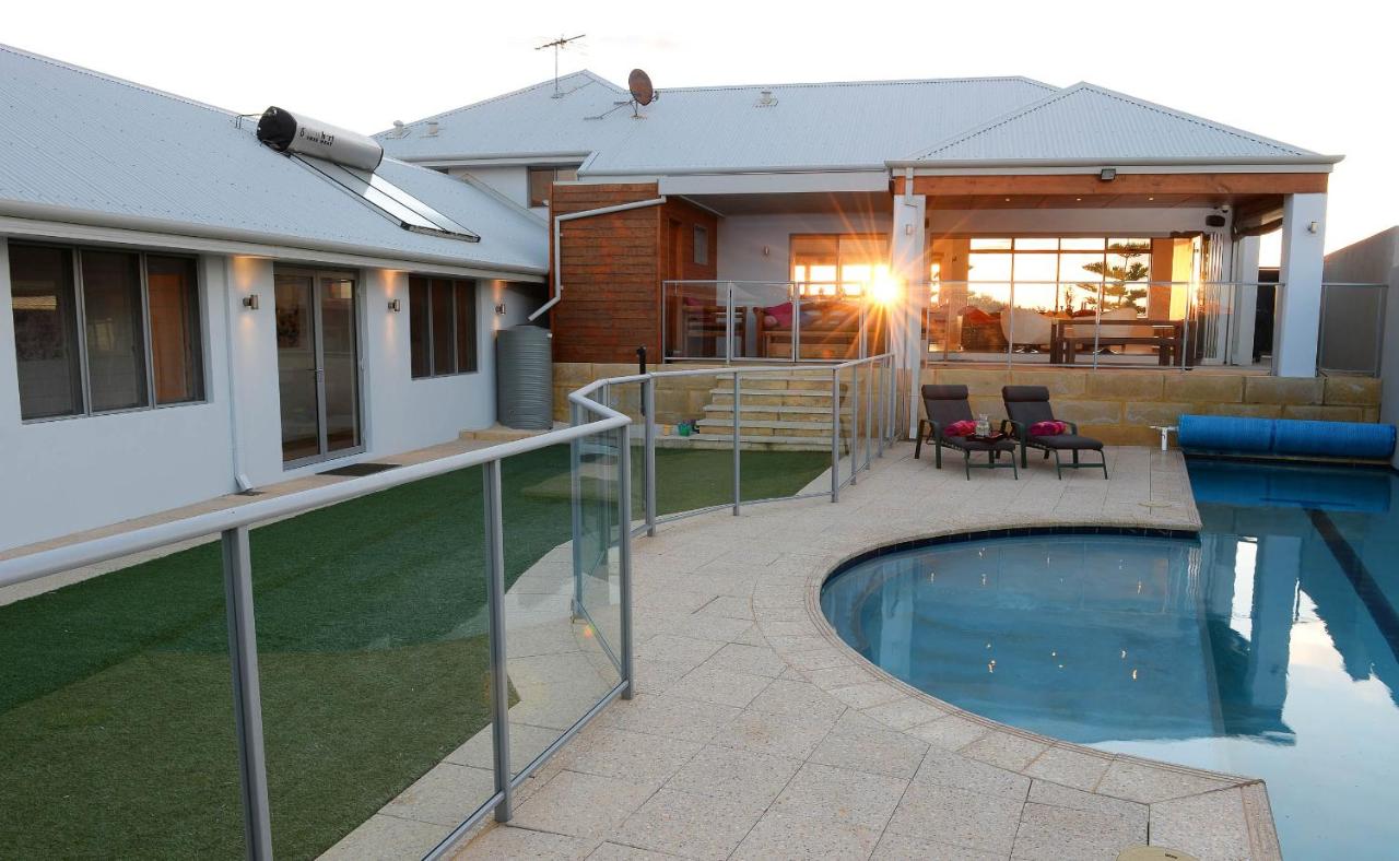 Seascape Retreat I Private Properties - B&B