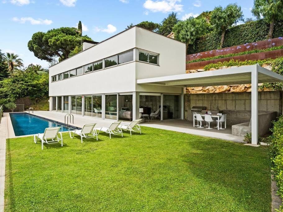 Design villa sea views and lap pool - B&B Cabrils