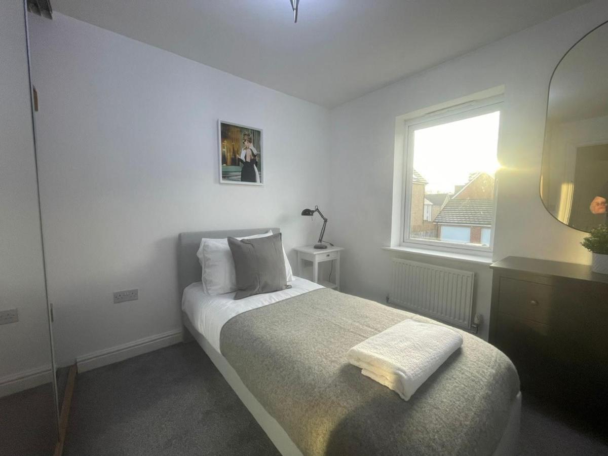 Bracknell Contemporary Stylish 3 bedroom in - B&B Bracknell