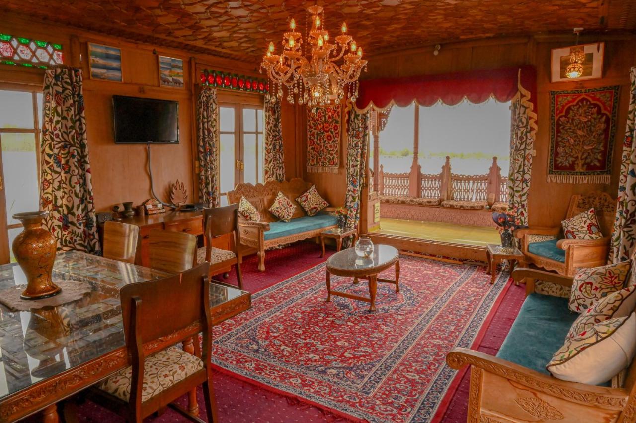 B&B Srinagar - Golden Flower Heritage Houseboat - Bed and Breakfast Srinagar