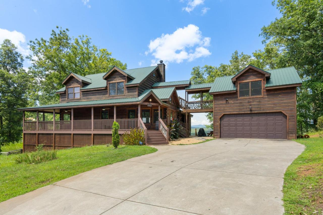 Five Bedroom Holiday Home
