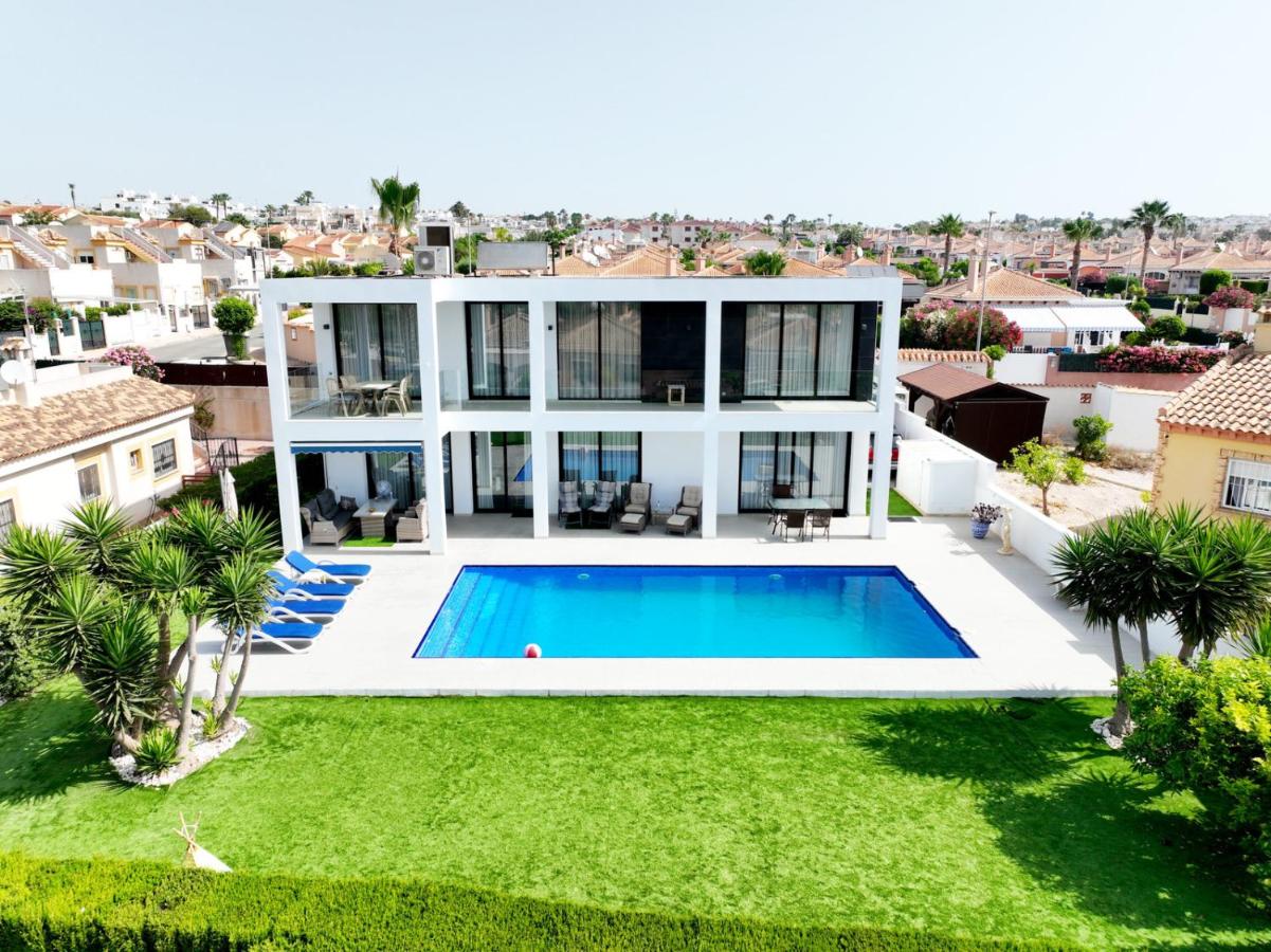 Luxury villa with large swimming pool and outdoor area - B&B San Fulgencio