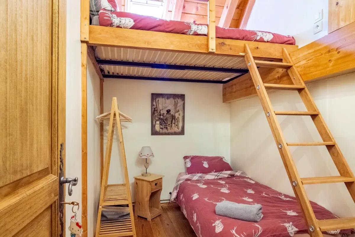 Chambre Lits Jumeaux avec Salle de Bains et Toilettes Communes