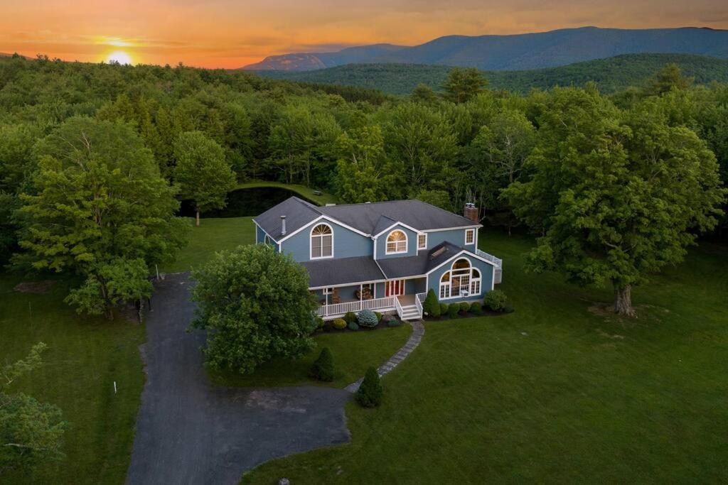 B&B Windham - Mountain Blue Vista - Luxury retreat near Ski resorts with Pond, Firepit and Hot Tub - Bed and Breakfast Windham