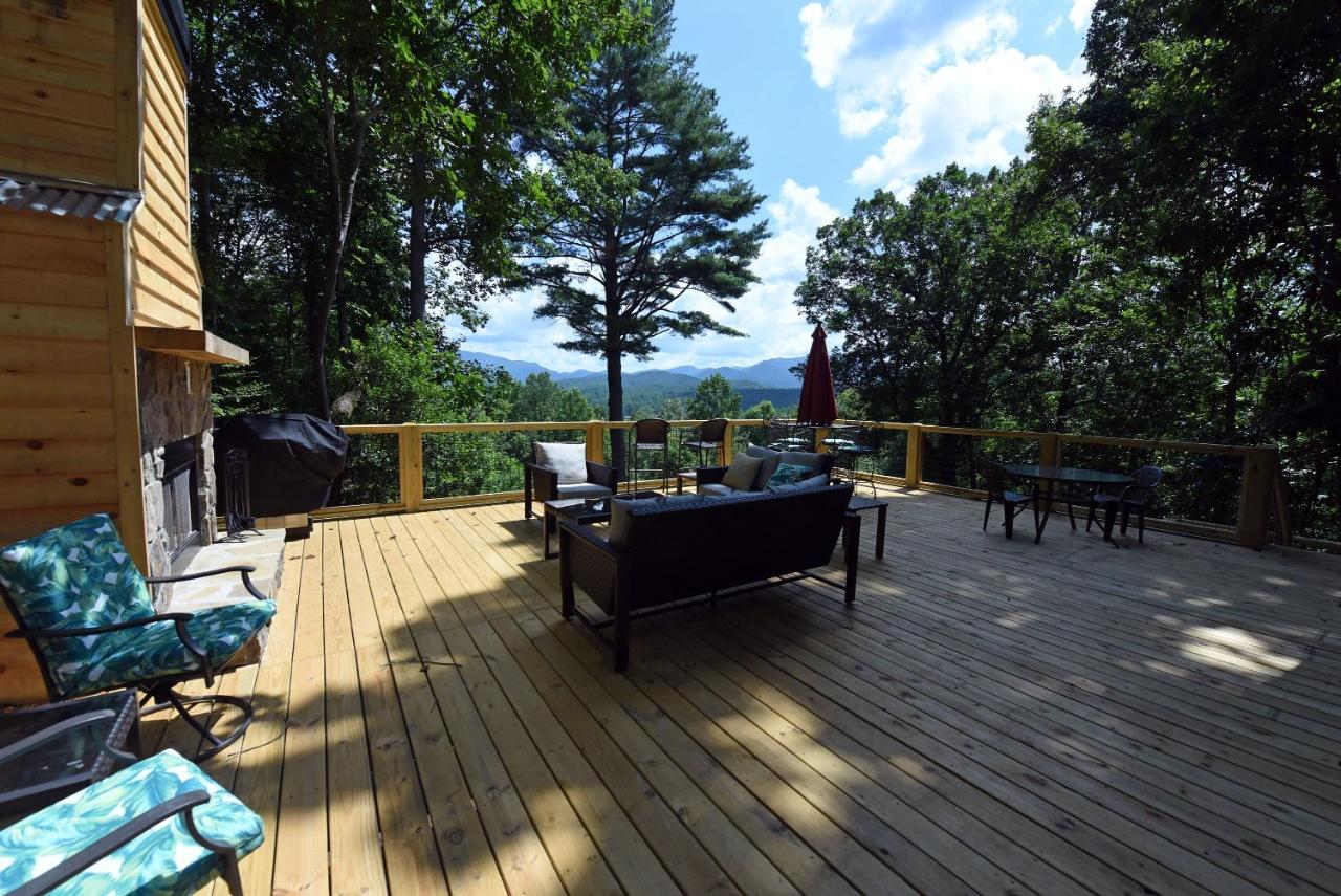 B&B Blairsville - Big Pine - Long range mountain views, large decks, hot tub, fire pit and dog friendly! - Bed and Breakfast Blairsville