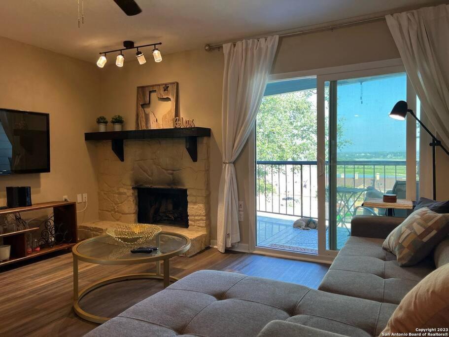 Lake Views, Sleeps 4, Pool, Pets Welcome! - B&B Canyon Lake
