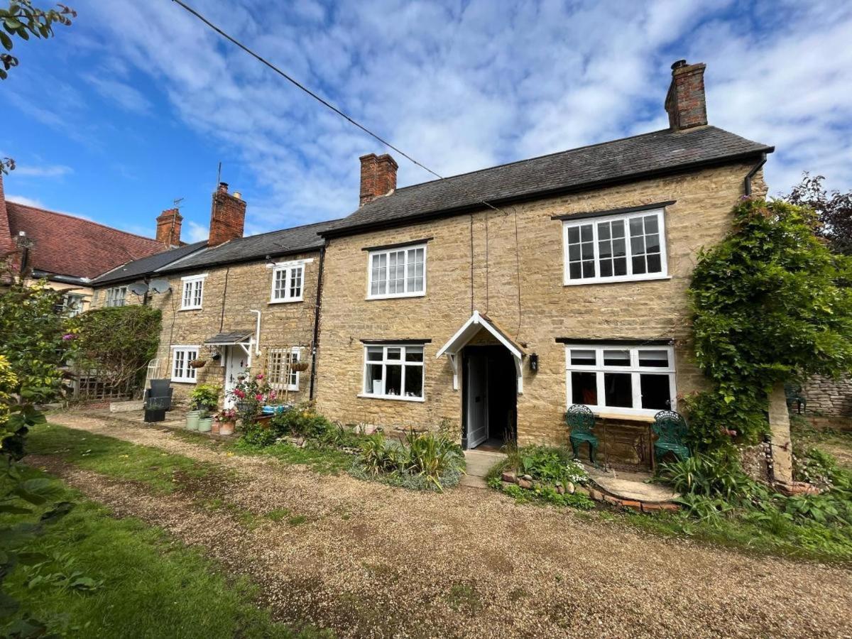 B&B Olney - Mews Cottage, a 2 bedroom Georgian Cottage which comfortably sleeps 4 located in a quiet courtyard in the centre of Olney - Bed and Breakfast Olney