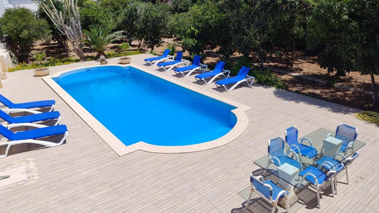 B&B Naxxar - Stunning Villa with Pool, Table tennis, Table soccer and a Pool table - Bed and Breakfast Naxxar