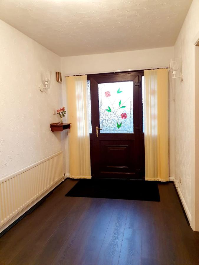 Chimes-Company & Family Stay, 2 Bedroom House + Free parking - Ferienwohnung