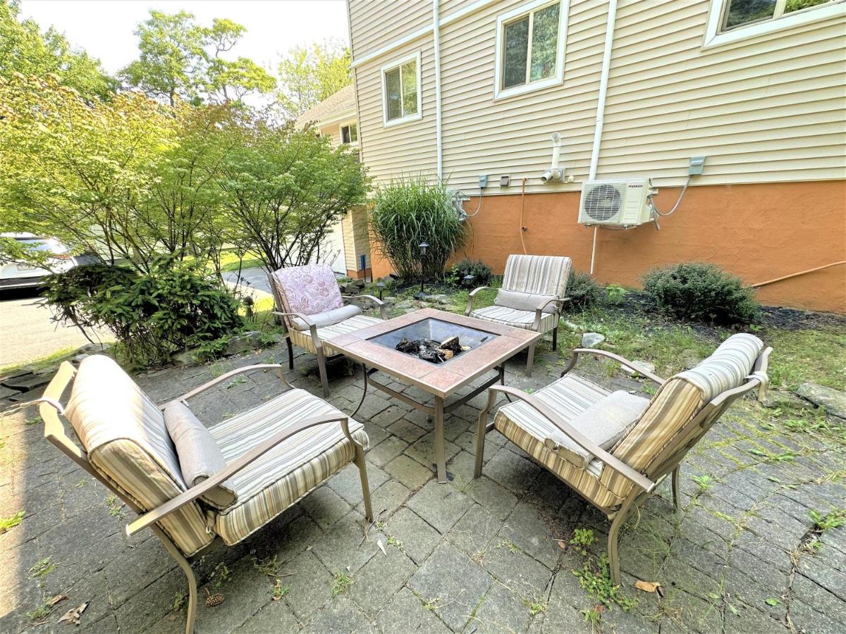 WOW!! Ultimate Pocono Retreat, Hot Tub, Game Room, Deck, Lakes, Skiing, Pools - Chambres d’hôtes