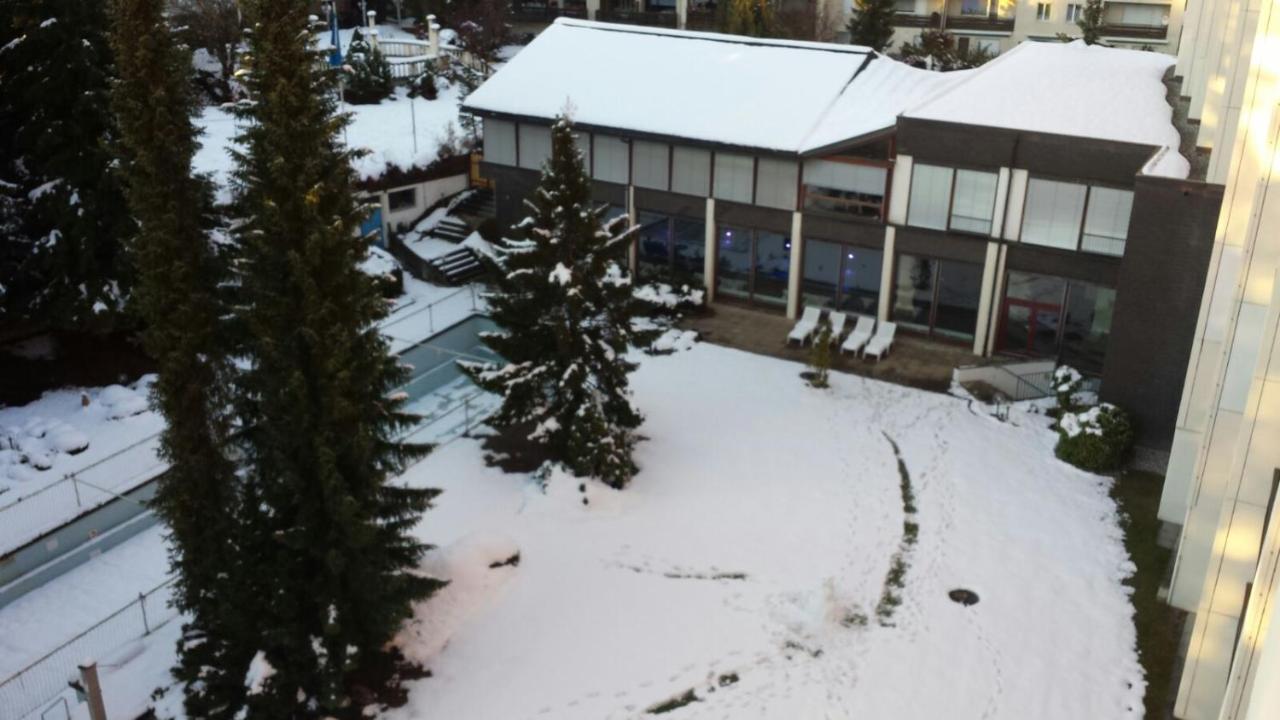 Laax with indoor and outside pool, sauna, 200 Meter to Ski lift , Fitnessroom, Tennis Place, Joyroom, Parkstadion Reserve - B&B