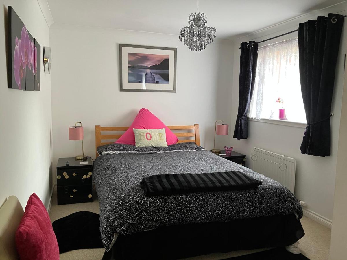Dundee City Waterfront, 2 Bedroom 2 Bathroom Apartment - Parking and WIFI, short walk to V and A, Bus & Train Stations - B&B