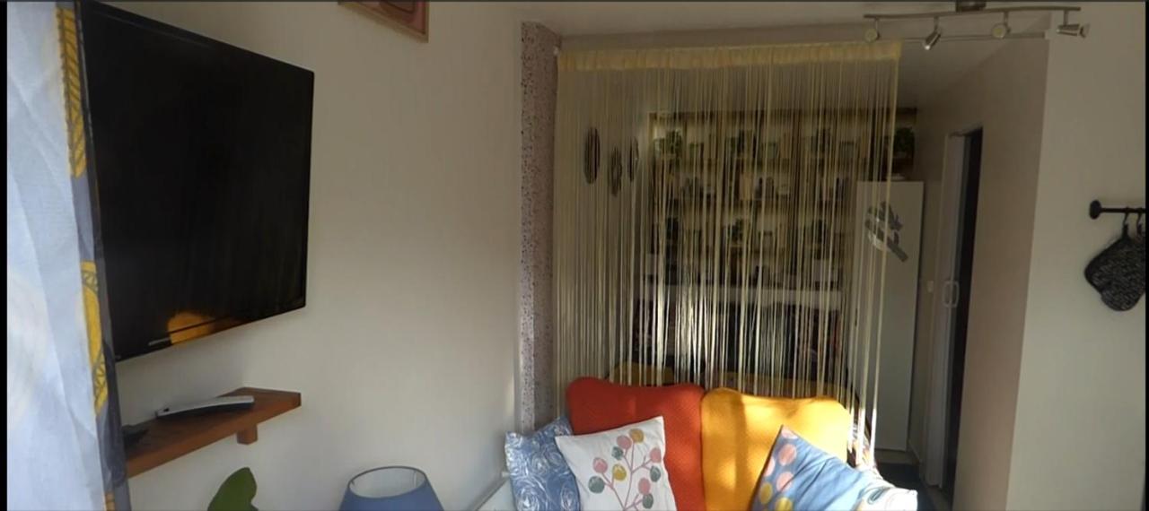 studio climatisé, indépendant avec baie vitrée et jolie terrasse - B&B Coulommiers