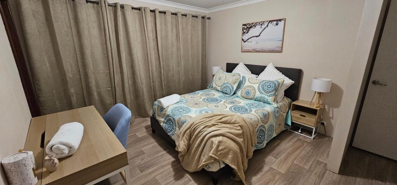 B&B Kalgoorlie-Boulder - Spacious 5-bed house opposite IGA & Golf Course - Bed and Breakfast Kalgoorlie-Boulder