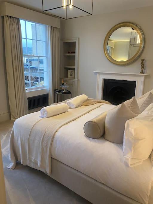 Luxury Georgian Apartment - 5 Minute Walk to Spa - B&B