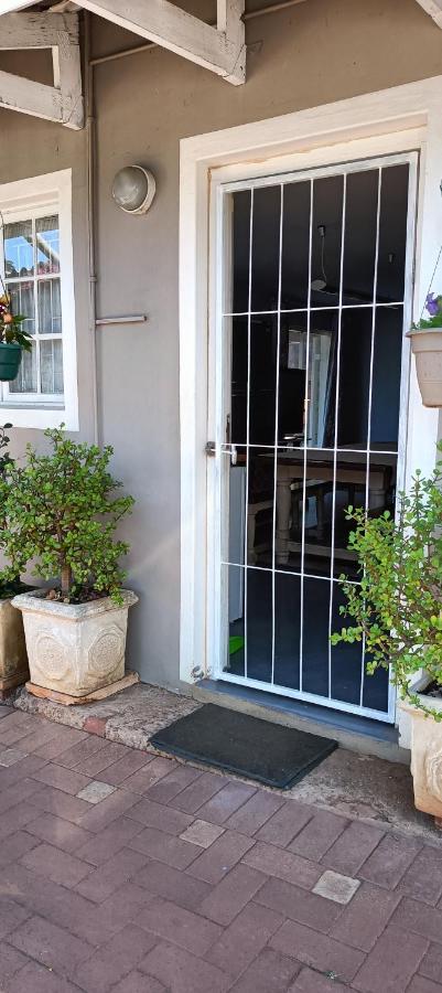 B&B Durban - Wylie Hall Guesthouse - Bed and Breakfast Durban