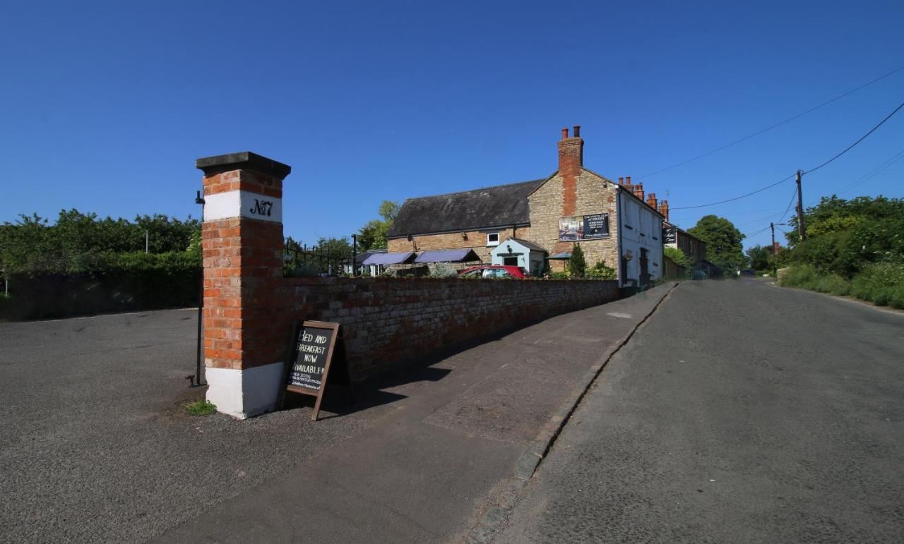 B&B Milton Keynes - The White Lion at Wicken - Bed and Breakfast Milton Keynes