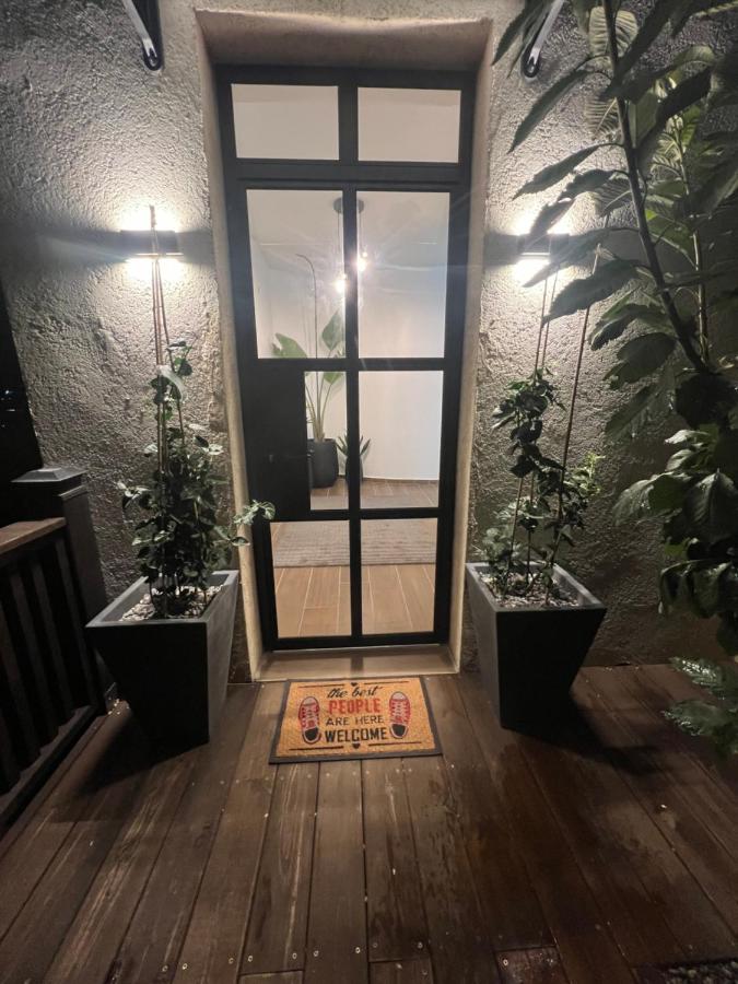 Lana's Guest House - Bed and Breakfast