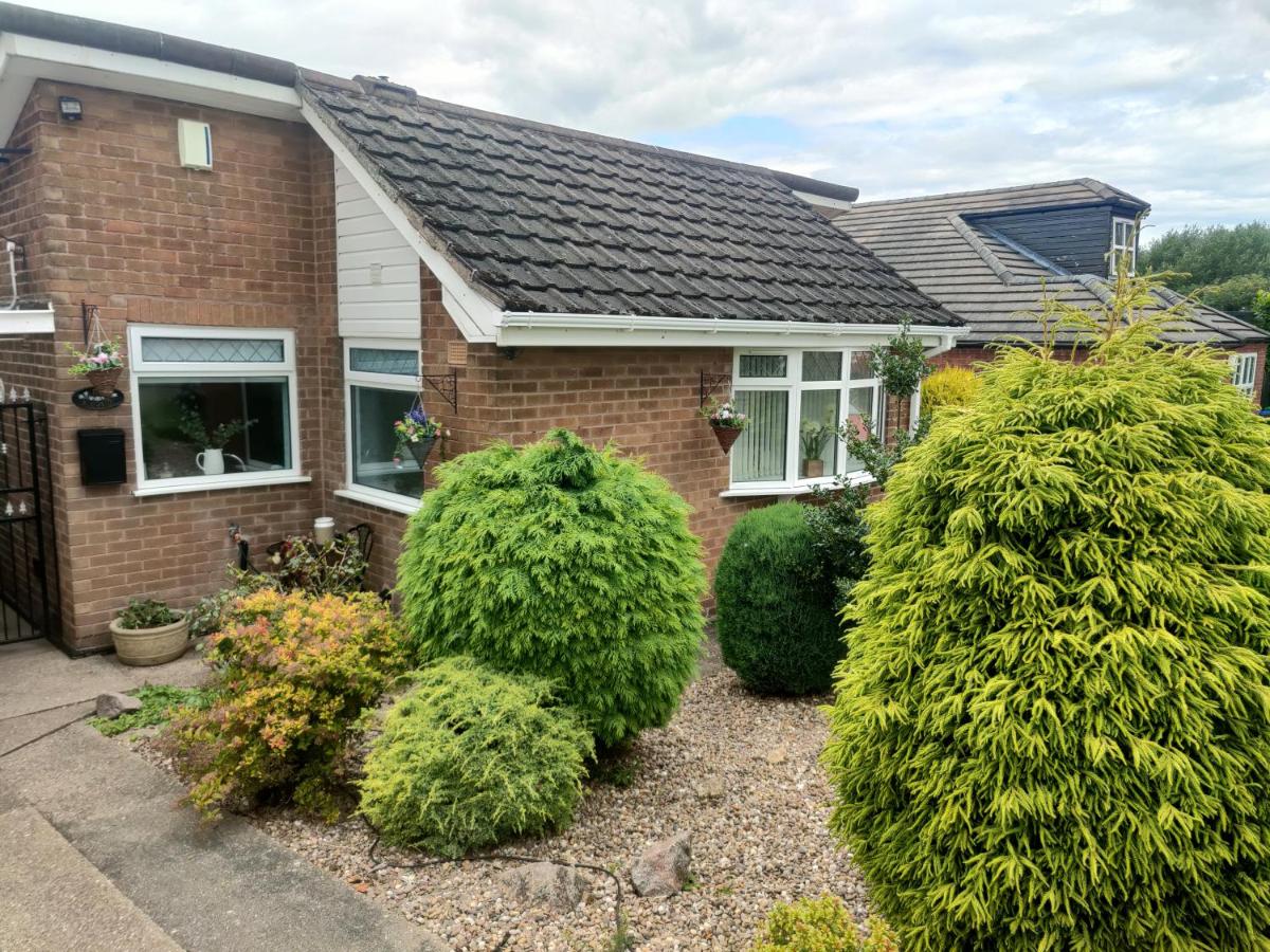 Split Level Bungalow - Sleeps4 - Close to walks - B&B