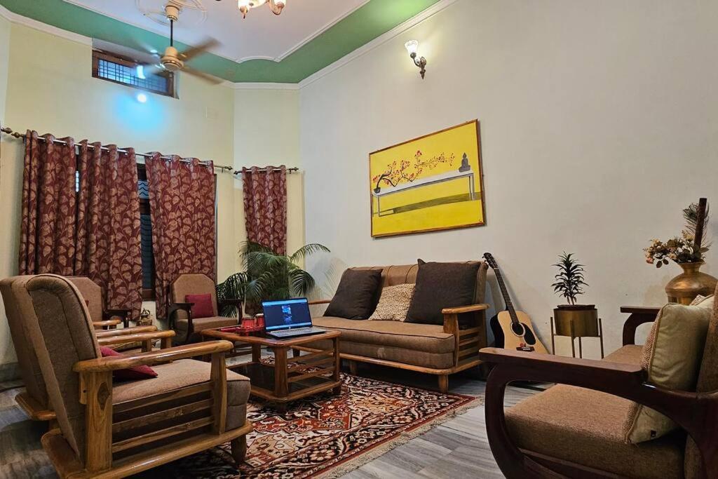 B&B Varanasi - 4BHK Shruti Home Stay - Bed and Breakfast Varanasi