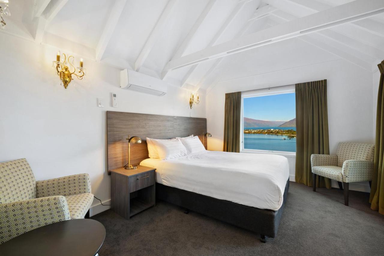Studio mit Queensize-Bett sowie See- und Bergblick