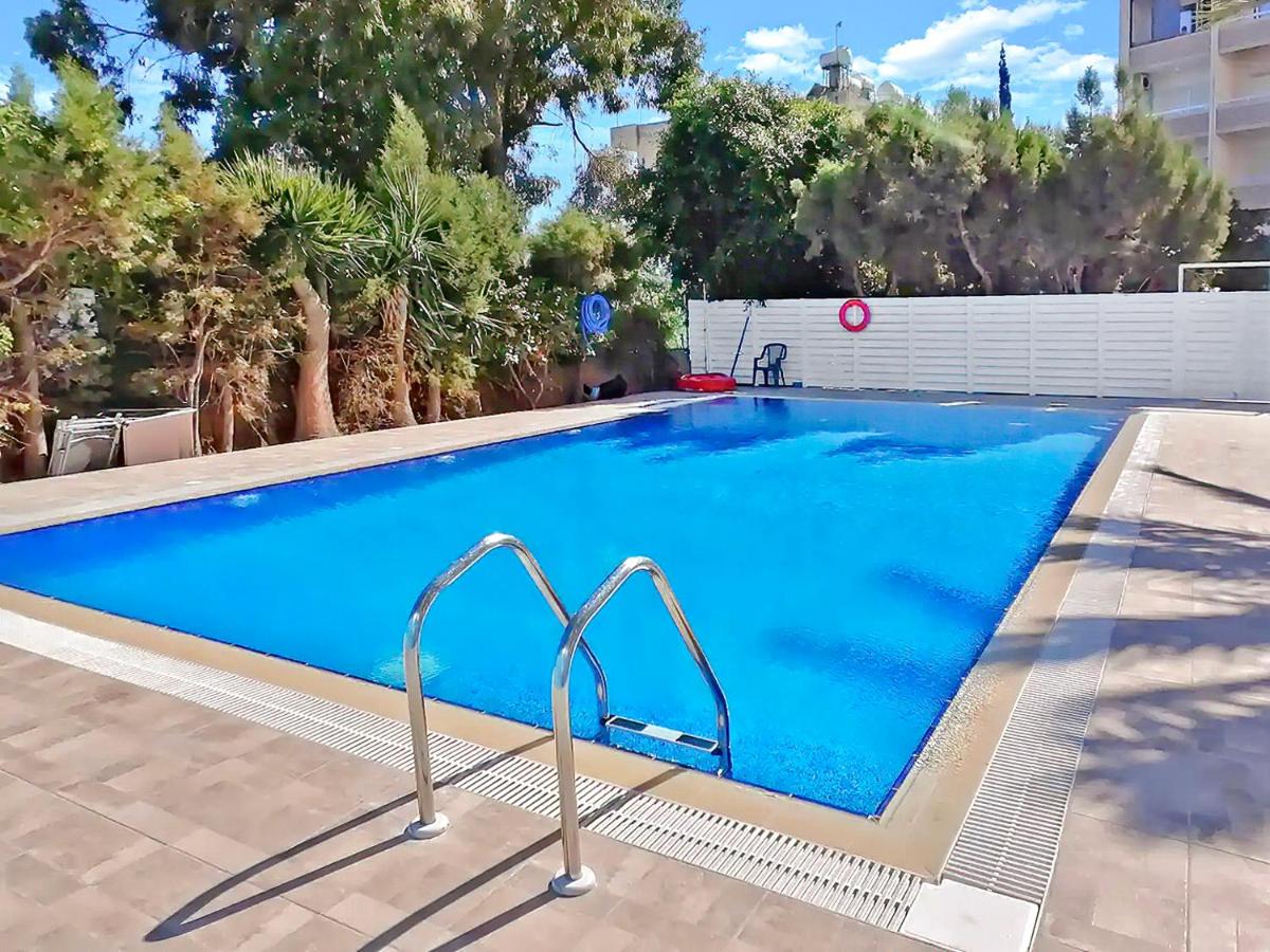 1BR Seafront Apt with community pool - B&B