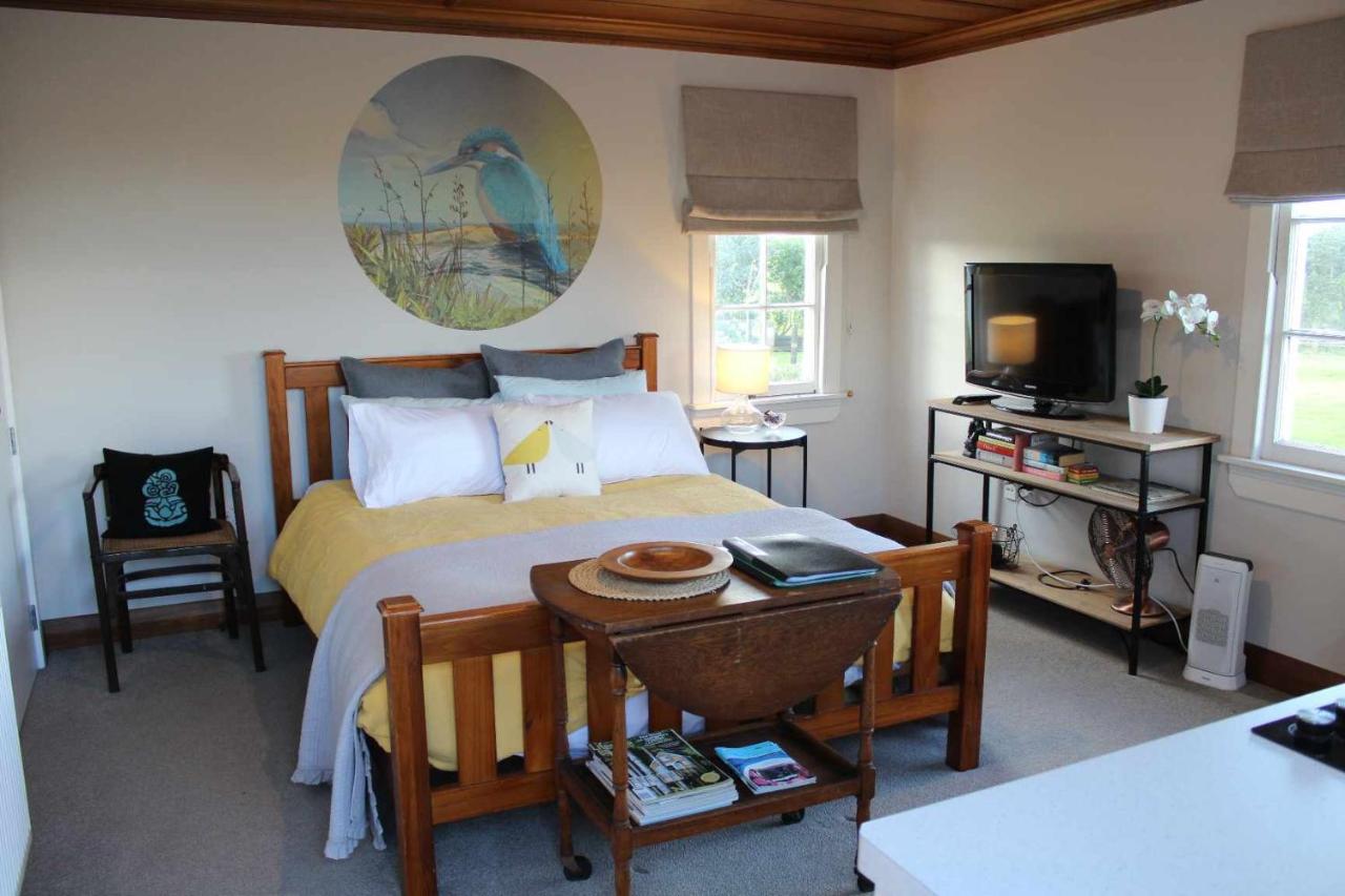 B&B Auckland - The Studio - Huntly House - Bed and Breakfast Auckland