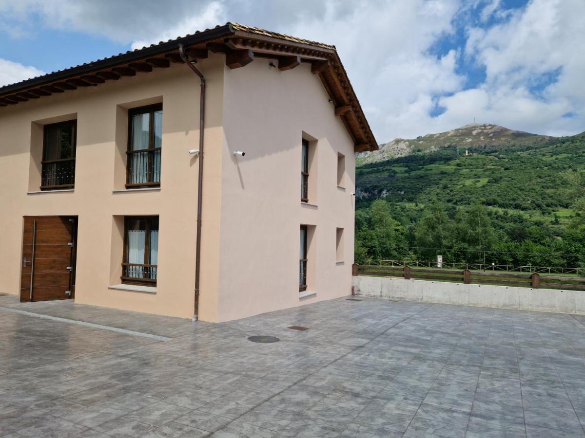 Apartamentos Villa de Panes - La Plaza - B&B