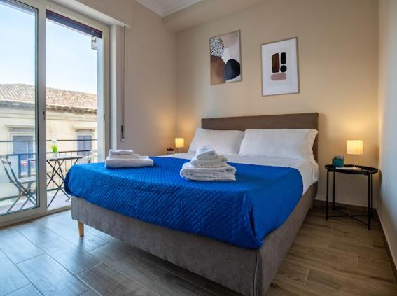 Zimmer mit Kingsize-Bett und Balkon