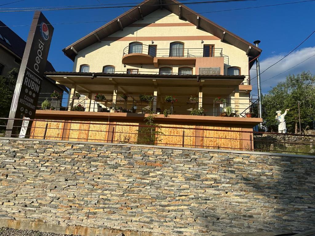 Pensiunea Rubin - Bed and Breakfast