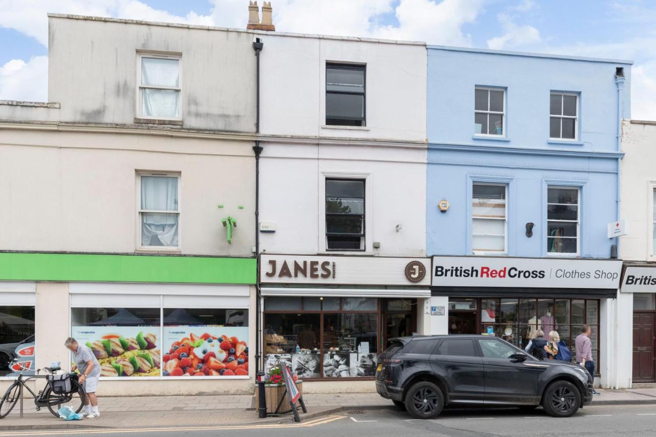Fabulous, vibrant, town house, central Bath Road - B&B