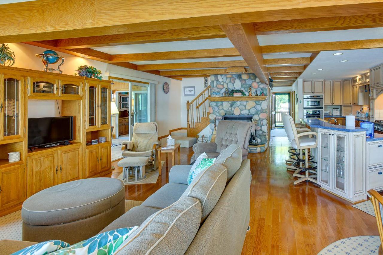 Sauna and Fireplaces! Lakefront Cadillac Retreat - Ferienwohnung Cadillac