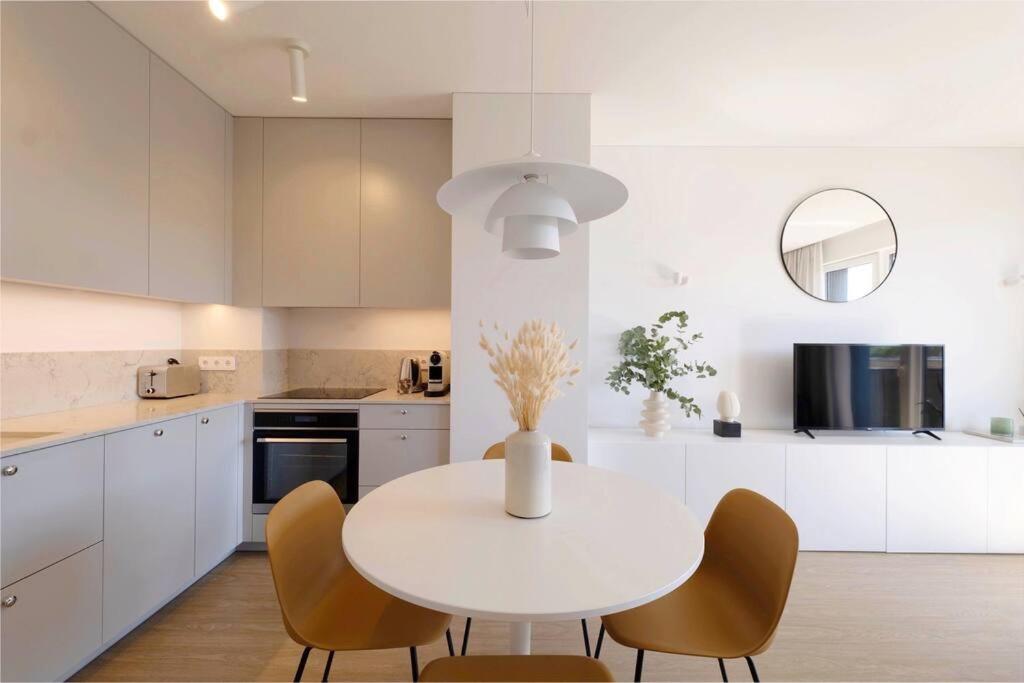 1bdr Apt w/Balcony, free Pkg - Bed and Breakfast Vilnius