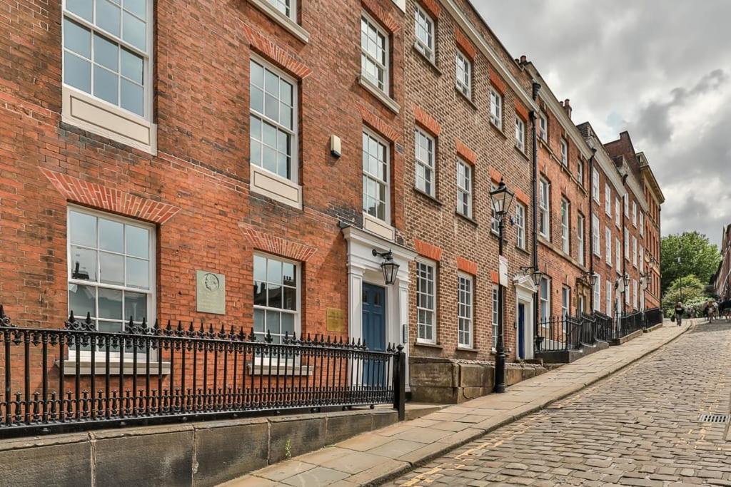 Paradise Square - Remodelled 18th Century Apartme - B&B