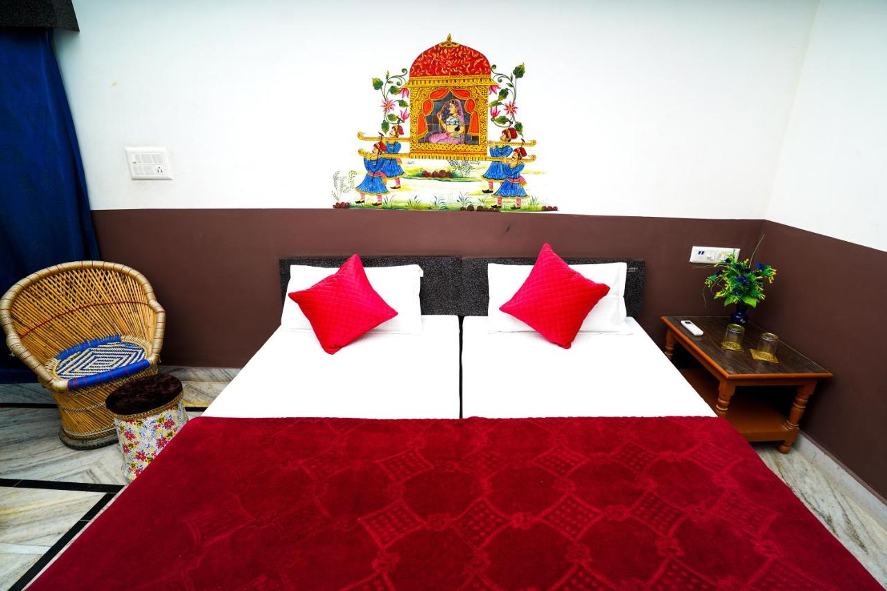Zimmer mit Kingsize-Bett und Bergblick