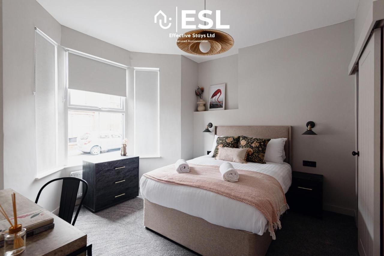 Central 5 Bedroom - 3 Bathroom Townhouse - Perfect for Families & Group stays - Ferienwohnung
