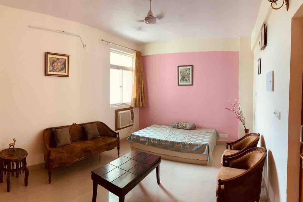 home away from home close to Delhi Airport and Metro two bedroom - Chambres d’hôtes
